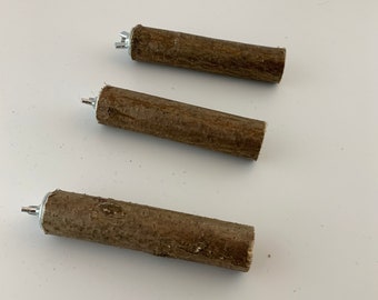 Puede incluir: Tres palitos de madera marrón con tapas metálicas en los extremos. Los palitos miden aproximadamente 15 cm de largo y están dispuestos en fila.
