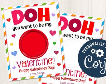 Può includere: Un biglietto di San Valentino stampabile con un cerchio rosso per un'impronta di plastilina. Il biglietto dice "DOH vuoi essere il mio San Valentino? Buon San Valentino! Con affetto, Paige".