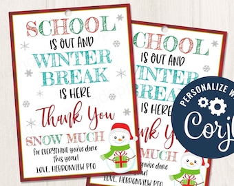 Puede incluir: Etiquetas de regalo imprimibles rojas y blancas con un muñeco de nieve sosteniendo una caja de regalo. Las etiquetas dicen "La escuela ha terminado y las vacaciones de invierno están aquí. Muchas gracias por todo lo que has hecho este año! Con cariño, Hebronview PTO".