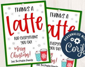 Può includere: Due etichette regalo stampabili con un bordo verde e fiocchi di neve. Le etichette presentano un'illustrazione di una tazza di caffè rossa e bianca e il testo "Thanks a Latte for everything you do! Merry Christmas! Love, the Parker family".