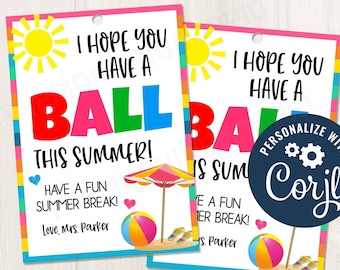 Könnte beinhalten: Zwei bunte, druckbare Geschenkanhänger mit einer Sonne, einem Sonnenschirm und einem Strandball. Der Text auf den Anhängern lautet "Ich hoffe, du hast einen tollen Sommer! Hab schöne Sommerferien! Liebe Grüße, Frau Parker". Der zweite Anhänger hat den Text "Ich hoffe, du hast einen tollen Sommer! Hab schöne Sommerferien! Liebe Grüße, Frau Parker" und einen blauen Kreis mit dem Text "Mit Corjl personalisieren".