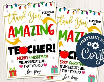 Könnte beinhalten: Zwei druckbare Weihnachtsgeschenkanhänger für Lehrer. Die Anhänger sind weiß mit einem roten und grünen Design "Danke, lieber Lehrer!" Die Anhänger enthalten einen roten Apfel, eine rote und grüne Geschenkbox und eine Lichterkette mit bunten Weihnachtslichtern. Der Text "Frohe Weihnachten! Wir schätzen alles, was du tust. Liebe, Paige" ist auf den Anhängern enthalten.