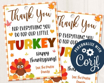 Può includere: Due etichette regalo stampabili per il Ringraziamento con un tacchino dei cartoni animati e il testo "Grazie per tutto quello che fai per il nostro piccolo tacchino. Buon Ringraziamento! Con affetto, la famiglia Parker".