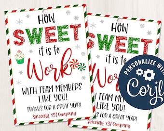 Op de afbeelding: Twee rood-groene kerstcadeau-etiketten met de tekst "How Sweet it is to Work with Team Members Like You! Thanks for a Great Year! Sincerely, XYZ Company" en een cupcake-afbeelding. Het tweede etiket heeft de tekst "How Sweet it is to Work with Team Members Like You! Thanks for a Great Year! Sincerely, XYZ Company" en een afbeelding van een snoepstok. De etiketten zijn gepersonaliseerd met de tekst "Personaliseer met Corjl".