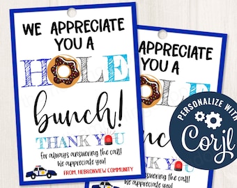 Puede incluir: Dos etiquetas de regalo imprimibles azules y blancas con un donut y un gráfico de coche de policía. El texto dice "Te apreciamos mucho! Gracias por siempre responder a la llamada! Te apreciamos! De la comunidad de Hebronview".