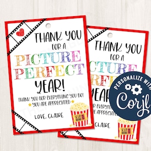 Könnte beinhalten: Zwei rote und weiße Dankeschön-Etiketten mit einem Filmthema. Der Text lautet "Vielen Dank für ein perfektes Jahr!" mit einem Popcorn-Eimer und einem Filmrollen-Design. Die Etiketten sind mit dem Namen "Claire" personalisiert.