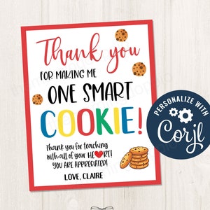 Op de afbeelding: Een rechthoekige kaart met een rode rand bevat de tekst "Thank you" in rood script. De zin "ONE SMART COOKIE!" staat in kleurrijke blokletters. Koekjesillustraties en de woorden "LOVE, CLAIRE" zijn ook aanwezig.