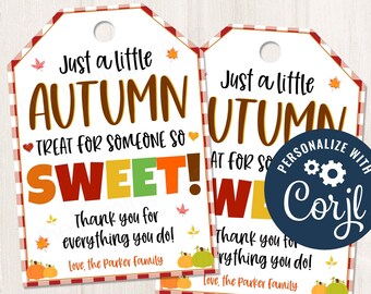 Può includere: Due etichette regalo stampabili a tema autunnale. Le etichette presentano uno sfondo a scacchi rosso e bianco con un cerchio bianco al centro. Il testo sulle etichette recita "Just a little AUTUMN TREAT FOR SOMEONE SO SWEET! Thank you for everything you do! Love, the Parker family".