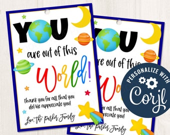 Puede incluir: Dos etiquetas de regalo imprimibles con temática espacial. Las etiquetas presentan un mensaje colorido 'You are out of this world!' con planetas, estrellas y un cometa. El texto 'PERSONALIZE WITH Corjl' está en la etiqueta de la derecha.