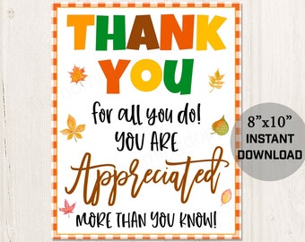 Puede incluir: Un cartel de agradecimiento imprimible de 20,3 x 25,4 cm con un tema otoñal. El cartel presenta un fondo blanco con texto naranja, amarillo, verde y marrón que dice "THANK YOU for all you do! YOU ARE Appreciated MORE THAN YOU KNOW!" El cartel está decorado con hojas de otoño coloridas.