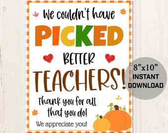 Puede incluir: Un cartel de agradecimiento para profesores imprimible de 20,3 x 25,4 cm con temática otoñal. El cartel dice "We couldn't have picked better teachers! Thank you for all that you do! We appreciate you!" y presenta calabazas y hojas de otoño.