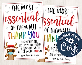 Puede incluir: Dos etiquetas de regalo imprimibles con un reno que lleva un gorro de Papá Noel y una mascarilla. Las etiquetas dicen "The Most Essential of Them All! Thank You" y "For Going the Distance This Year & Teaching With All of Your Heart! From, The Parker Family".