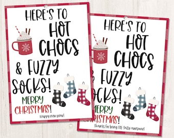 Imprimible/Editable Aquí está para Hot Chocs y Fuzzy Socks Etiqueta de regalo de Navidad, Etiqueta de regalo de Año Nuevo, Regalos de calcetines, Etiquetas de regalo de Starbucks de chocolate caliente