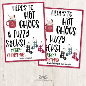 Imprimible/Editable Aquí está para Hot Chocs y Fuzzy Socks Etiqueta de regalo de Navidad, Etiqueta de regalo de Año Nuevo, Regalos de calcetines, Etiquetas de regalo de Starbucks de chocolate caliente