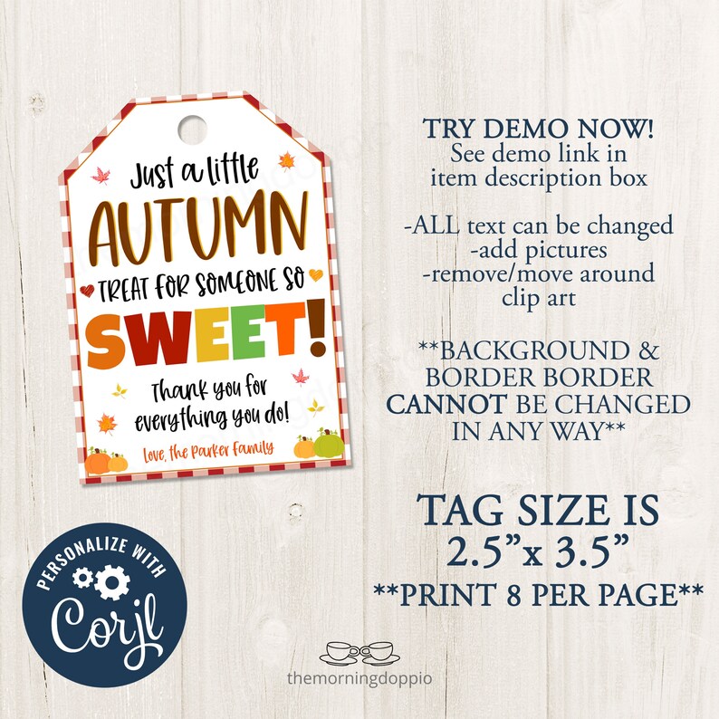 Op de afbeelding: Een printbare cadeautag met een herfstthema. De tag heeft een rood-wit geruite achtergrond met een huisvormig ontwerp. De tekst luidt "Just a little Autumn Treat for someone so Sweet!" met een hartje en herfstbladeren. De tag bevat ook de tekst "Thank you for everything you do! Love, the Parker family". De tag is 2,5 inch bij 3,5 inch en kan 8 per pagina worden afgedrukt.