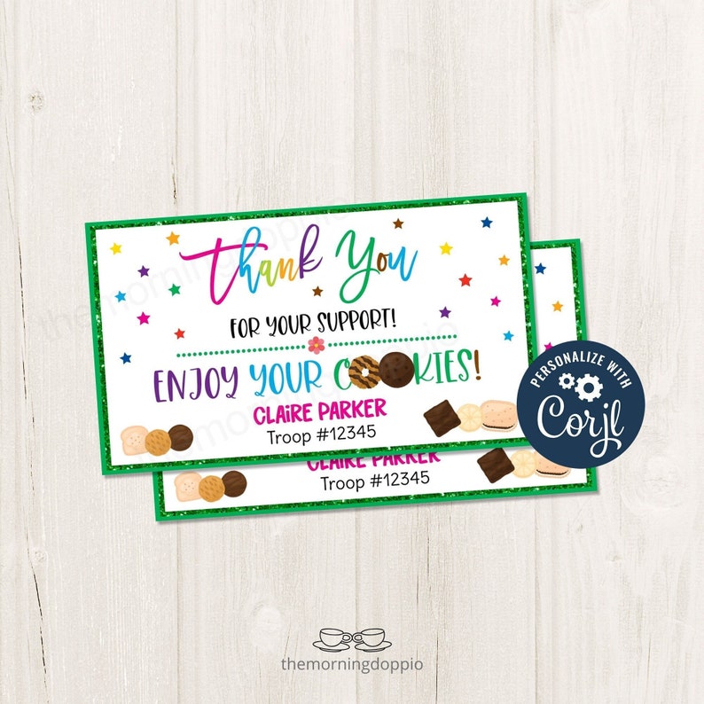 Puede incluir: Tarjeta de agradecimiento verde y blanca con un borde de purpurina verde. La tarjeta dice "&iexcl;Gracias por su apoyo! &iexcl;Disfrute de sus galletas!" con un gr&aacute;fico de galletas Girl Scout. La tarjeta tambi&eacute;n incluye el texto "Claire Parker Troop #12345".