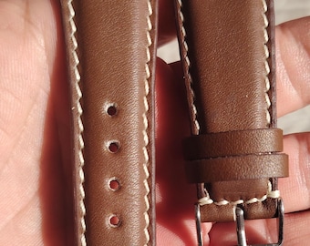 Handgemaakte Italiaanse horlogeband van gewatteerd lamsleer, 26/18 mm, handgestikt in Franse stijl.