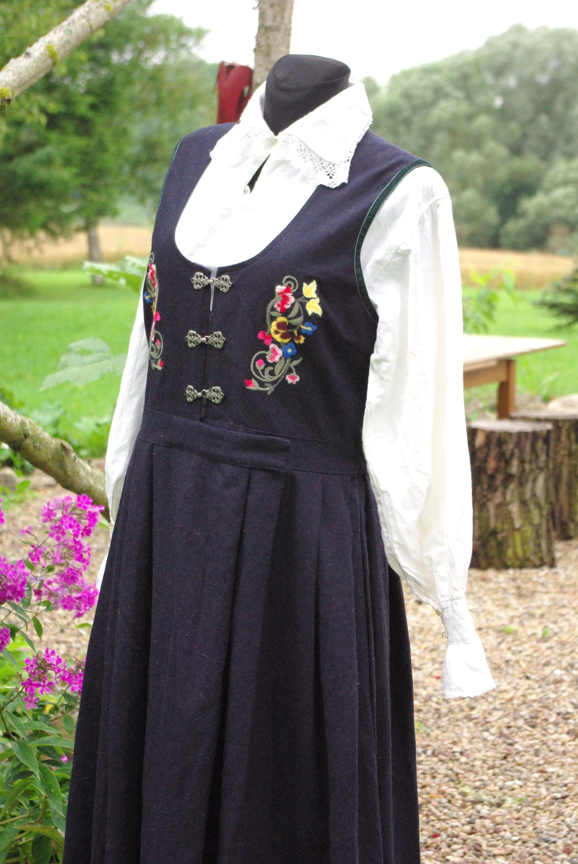 Traditional Dress Traje Tipico Suiza Mujer Swiss Traditional Clothing:  Authentic Attire From Switzerland