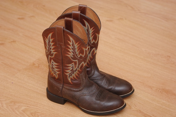 Ariat leather boots size 39 Maroon embroidered boo