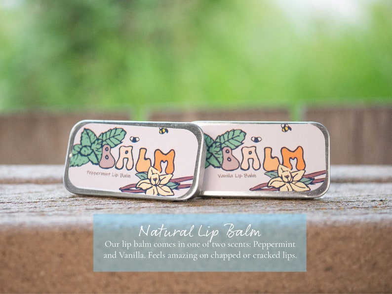 K&ouml;nnte beinhalten: Zwei kleine Metalldosen mit Lippenbalsam, eine mit einem Pfefferminzblatt-Design und dem Text "Peppermint Lip Balm" und die andere mit einem Vanilleblumen-Design und dem Text "Vanilla Lip Balm". Beide Dosen tragen das Wort "BALM" in gro&szlig;en, bunten Buchstaben.