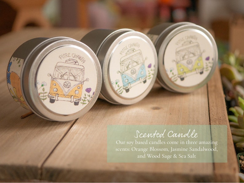 K&ouml;nnte beinhalten: Drei kleine Zinn-Kerzenbeh&auml;lter mit einem Vintage-VW-Bus-Design. Die Kerzen sind mit "Pure Chakra" beschriftet und in drei Duftrichtungen erh&auml;ltlich: Orangenbl&uuml;te, Jasmin-Sandelholz und Salbei & Meersalz.