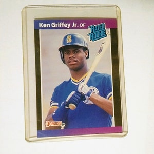 ケン・グリフィー・ジュニア・ドンラス 1989 エラーカード。INC の後にドットがなく、裏面の左端に滲みがあります。左の境界に白いドットがあります。出生地が間違っています。