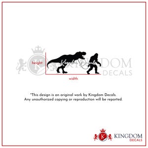 Puede incluir: Calcoman&iacute;a de silueta negra con un Tyrannosaurus Rex y una figura de Pie Grande. El texto "Kingdom Decals" es visible. El dise&ntilde;o incluye indicadores de altura y anchura. El texto inferior indica que el dise&ntilde;o es original.