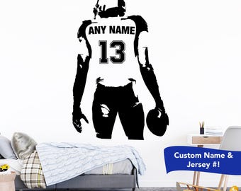 Könnte beinhalten: Schwarz-weiße Silhouette eines American-Football-Spielers, der einen Football hält. Der Spieler trägt ein Trikot mit dem Text "ANY NAME" und der Nummer "13".