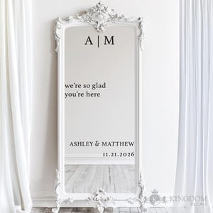 Nos alegra mucho que estés aquí / Diseño personalizable: calcomanía con nombre para espejo de ventana, calcomanía de bienvenida, calcomanía para boda, calcomanía de espejo de bienvenida para boda