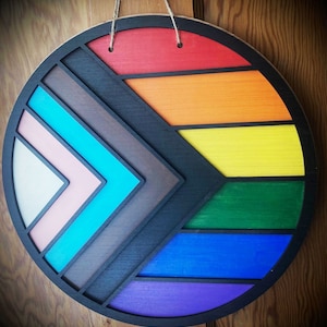 Colgador de puerta de madera con la bandera del orgullo