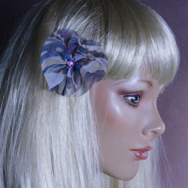 Barrette fleur en tissu romantique légère et délicate mousseline de soie tons de bleu par paire, fabriquée en France