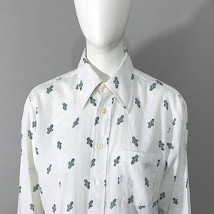 1970s &quot;JC Penney NO IRON&quot; White Long Sleeve Shirt Green Ornamental Print