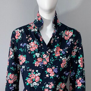 1970s Women&#39;s Pink & Black Floral Drawstring Top