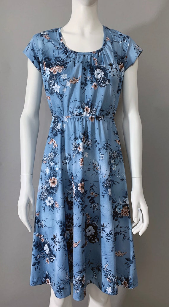 1970s Women's Floral Blue Dress - image 2
