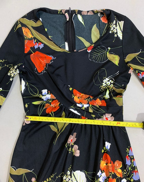 1970s Women's Floral Dress with Front Drape Detail - image 5