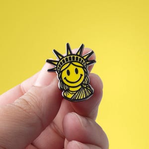 Statue of Liberty Smile Enamel Pin, NYC Souvenir Lapel Pin