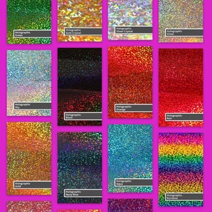 以下が含まれることがあります： 緑、ゴールドクリスタル、シルバークリスタル、シルバー、スカイ、ブラック、オレンジ、レッド、ゴールド、ネイビーブルー、アクア、レインボー、フューシャ、ライトピンク、パープルなど、さまざまな色のホログラフィックビニールシート15枚のコレクション。シートはピンクの背景にグリッドパターンで配置されています。