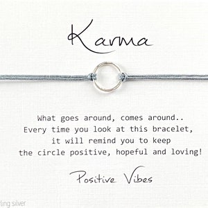 Karma Circle Sterling Silver, Pulsera de Vibraciones Positivas en una tarjeta con cotización, Pulsera Unisex, Para él o ella, No empañada, Ajustable