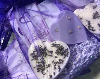 Puede incluir: Tres jabones en forma de corazón morado con flores de lavanda en su interior, empaquetados en una bolsa de organza morada con una tarjeta blanca que dice "¿No te he ordenado? Sé fuerte y valiente. Sé o por mí o en contra de mí."