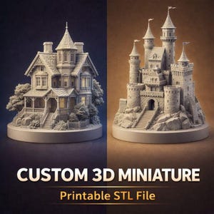 Op de afbeelding: Twee gedetailleerde 3D-geprinte miniaturen: een Victoriaans huis en een kasteel. Het huis heeft een veranda, ramen en een toren. Het kasteel heeft torens, een poort en trappen. De tekst onderaan luidt "CUSTOM 3D MINIATURE Printable STL File."