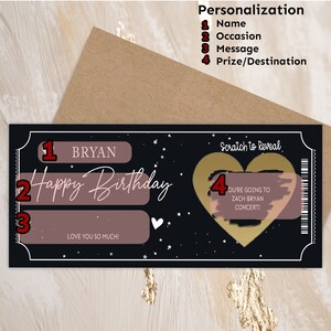 K&ouml;nnte beinhalten: Eine schwarze und goldene Rubbelkarte in Herzform mit dem Text "Scratch to Reveal". Die Karte enth&auml;lt eine personalisierte Nachricht mit dem Text "Happy Birthday Bryan! Love you so much!" und einen Preis mit dem Text "You're going to Zach Bryan concert!"