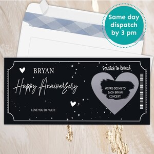 K&ouml;nnte beinhalten: Eine schwarze Rubbelkarte mit einem silbernen Herzen und Sternen. Die Karte sagt "BRYAN Happy Anniversary Ich liebe dich so sehr!" und "Rubbeln zum Aufdecken" mit einem silbernen Herzen, das "Du gehst zum Zach Bryan Konzert!" sagt.