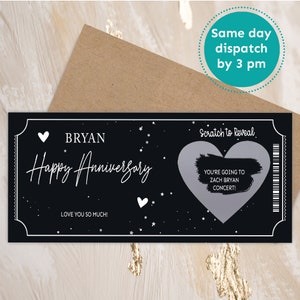 K&ouml;nnte beinhalten: Eine schwarze Rubbelkarte mit einem silbernen Herzen, auf dem "You're going to Zach Bryan concert!" steht. Die Karte sagt "BRYAN Happy Anniversary Love you so much!" und "Scratch to Reveal".