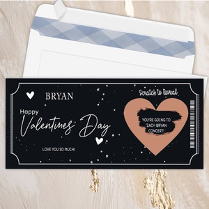 K&ouml;nnte beinhalten: Eine schwarz-wei&szlig;e Rubbelkarte mit einem rosa Herzen und dem Text "Happy Valentine's Day" und "BRYAN". Die Karte hat auch den Text "Scratch to Reveal" und "You're going to Zach Bryan concert!"