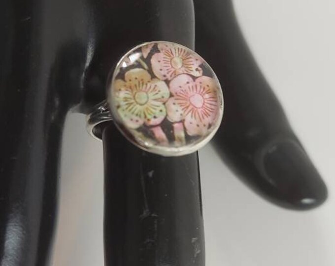 Flower trio paper art in resin ring