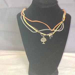 Dreireihiges Lederhalsband mit Lavasteinen