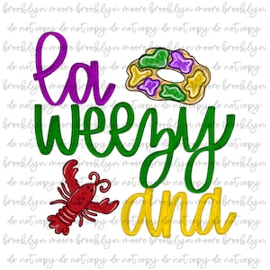 Pu&ograve; includere: Un'illustrazione digitale di un design a tema Mardi Gras con il testo "La Weezy and" in verde, viola e giallo. Il design include una ciambella viola, verde e dorata, un gambero rosso e una fleur-de-lis gialla e dorata.