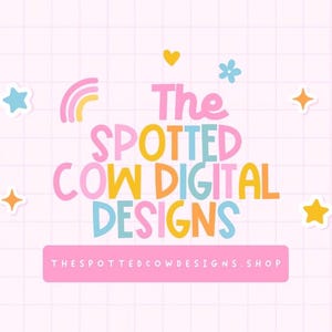 Pu&ograve; includere: Un logo di design grafico rosa, giallo e blu con il testo "The Spotted Cow Digital Designs" e il testo "TheSpottedCowDesigns Shop" sotto. Il logo &egrave; circondato da stelle, cuori e arcobaleni colorati.