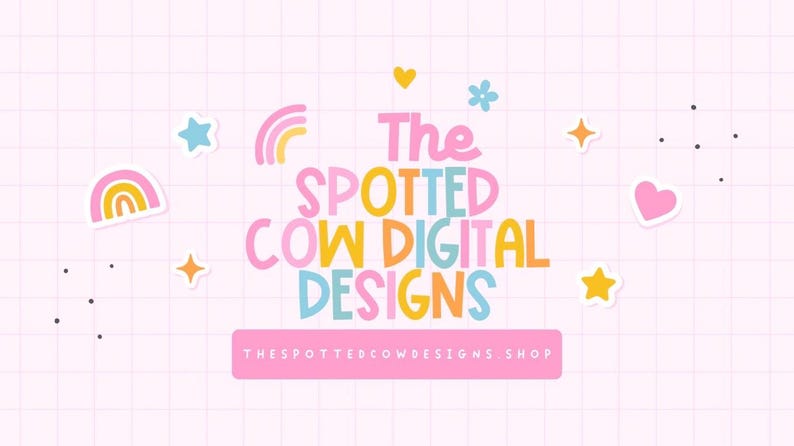 Pu&ograve; includere: Un logo di design grafico rosa, giallo e blu con il testo "The Spotted Cow Digital Designs" e il testo "TheSpottedCowDesigns Shop" sotto. Il logo &egrave; circondato da stelle, cuori e arcobaleni colorati.