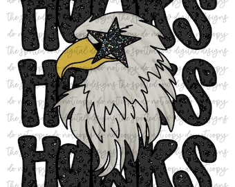 Könnte beinhalten: Schwarzweißes Grafikdesign mit einem schwarzweißen Adler, der einen Stern über seinem Auge trägt. Der Text "Hawks" ist in Schwarzweiß mit einem schwarzweißen Leopardenmuster geschrieben.
